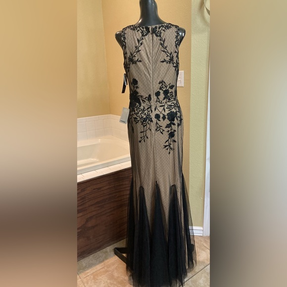 Betsy & Adam Long V-Neck Embroidered Gown. NWT. Size 8. - Picture 7 of 14